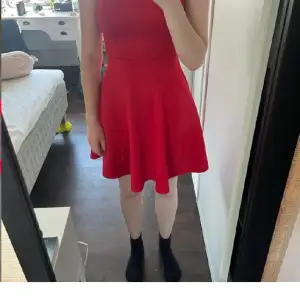 Super fin röd klänning som endast är använd en gång. Perfekt för finare tillfällen. Är storlek F men passar mig som har S/M. Kontakta gärna för fler bilder eller frågor. 