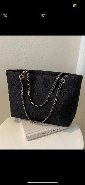 Axelväska  - Helt ok rymlig väska, använt Max 2 gånger! Skriv vid intresse, fler bilder eller frågor och funderingar! Priset är inte skrivet i Sten 🥰