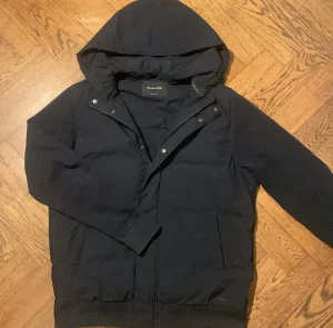 Massimo dutti - Tjena säljer denna snygga cardigan från Massimo dutti i mörkblå färg. Jättebra skick, använd 2 månader sparsamt. Den är perfekt till våren/hösten. Det går att ta bort luvan på jackan!  Skriv till mig om du har fler frågor