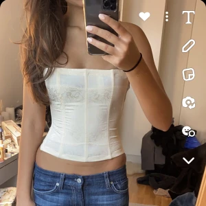 Korsett topp - Säljer denna supersnygga korsett toppen ifrån maidenform med superfint blommigt mönster. Aldrig använd, endast testad så i nyskick. Nypris 449kr ❤️