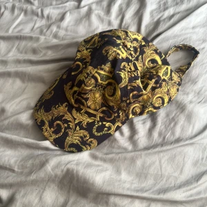 Äkta Versace keps  - Fick dem i present i min typ vill endast få iväg 
