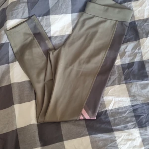 Bb tights - Rensar här på träningstights  Användna få gånger som nya. Sitter super bra  Strl M normala i storleken