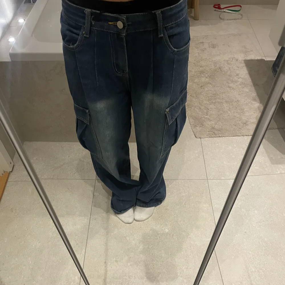 Snygga jeans i storlek W29 L32. Lite slitna i hälen men inga större defekter!. Jeans & Byxor.