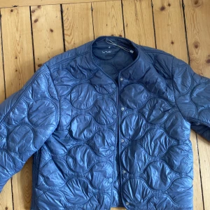 Höst jacka - Säljer denna supersnygga höst och vårjacka från mango pga jag inte använder den. Har bara använt den ett fåtal ggr, köpte den i våras! Den är perfekt för hösten och så fin! Frakt ingår ej