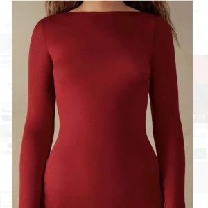 Röd intimisimi  - Säljer min röda intimisimi då den inte kommer till andvändning,andvänd få gånger 