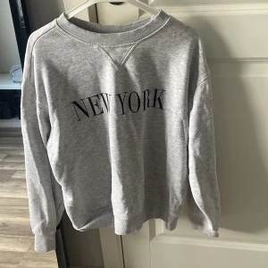 Fin sweatshirt  - Fin sweatshirt som det står new yorker på! Bara använd några gånger och den kommer från hm. Storlek Xs💕