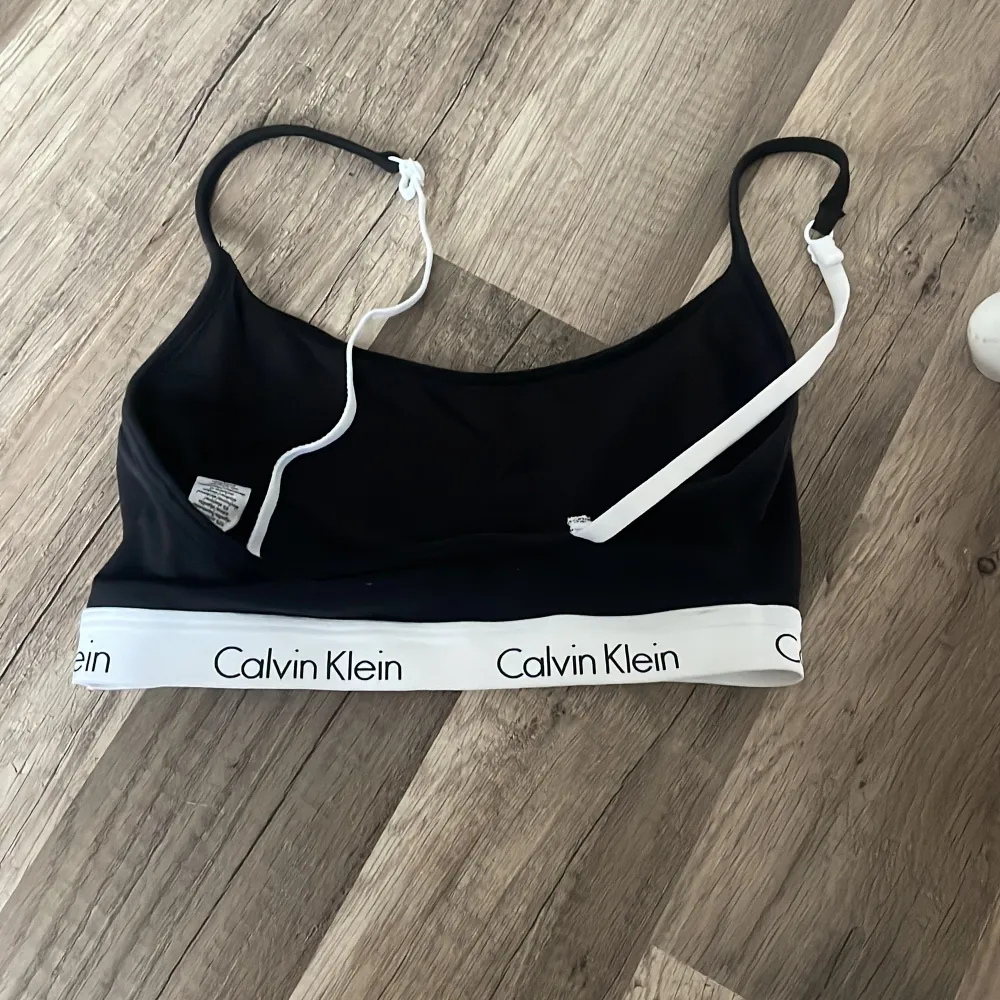 Oanvänd!! Calvin Klein topp i storlek S💕. Toppar.