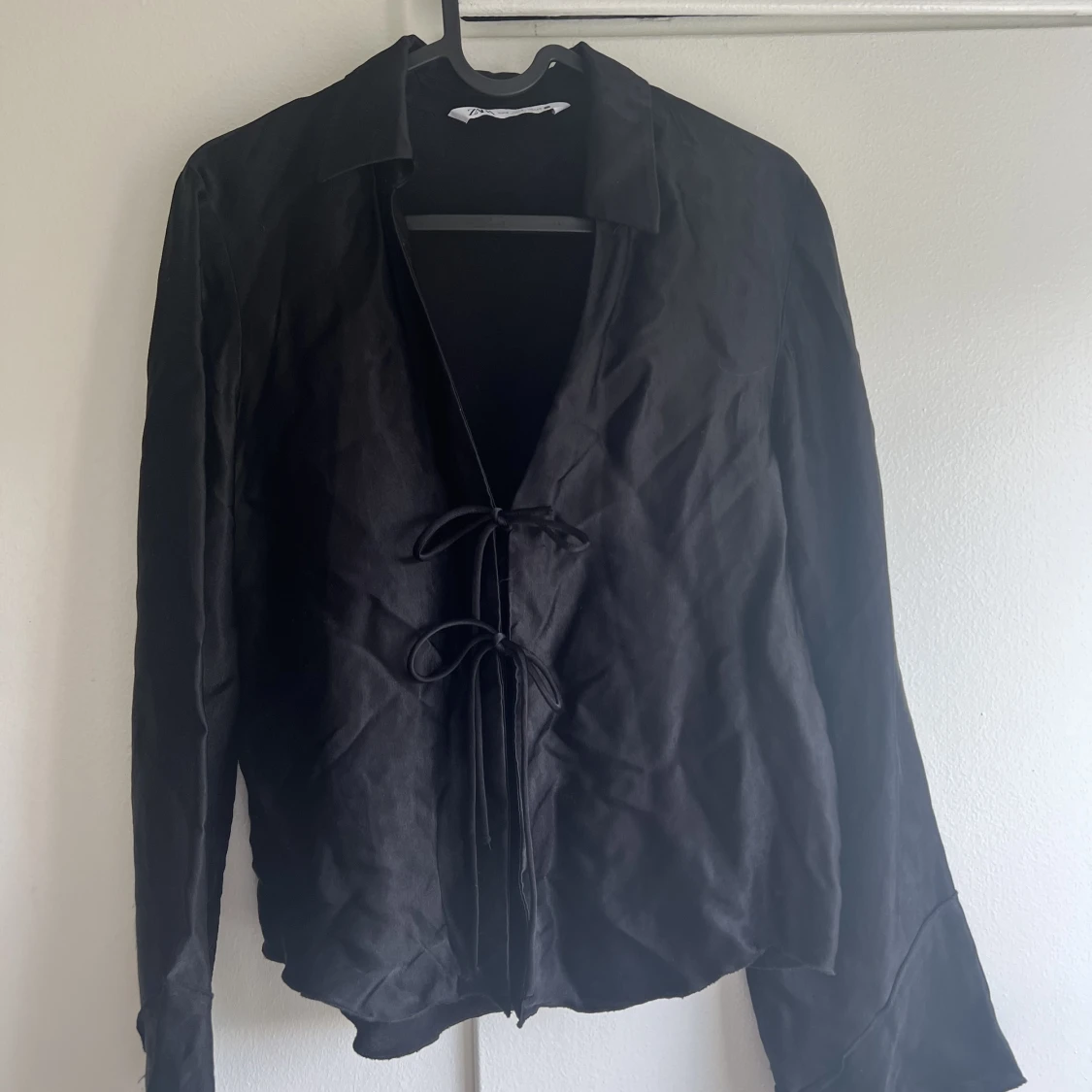 Väst, stickad väst, blus med knytning  - 90