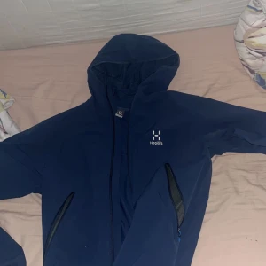 Haglöfs  - En Haglöfs storlek M jacka köpte den men gillar inte färgen, byter den mot en svart.  Nypris 1300