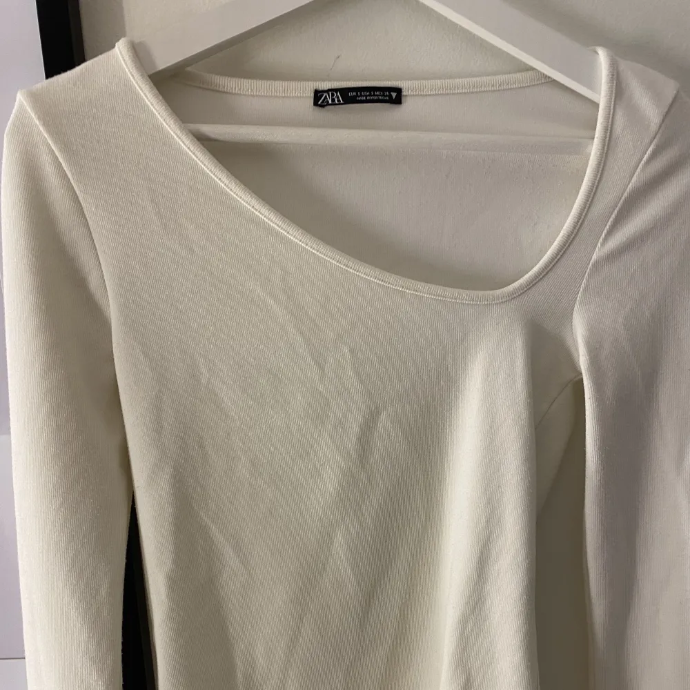 En as snygg tröja ifrån Zara som inte kommit till användning🤍🤍 nypris:200kr. Toppar.