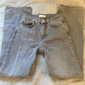 Gråa flared petite jeans  - “Full length petite flared jeans” från gina trickot💕nästa nyskick skulle jag säga och inte så andvända, nypris 500