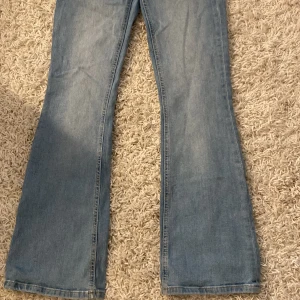 Lågmidjade bootcutjeans  - Säljer dessa jättesnygga bootcut jeans från lager i nästan nyskick, säljer pga de är för korta för mig, de har coola fickor ❤️‍🔥. Ord pris 400 säljer för 150