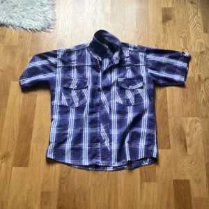 Sean john kjorta - En knapp har försvunnit på den Knappast använd