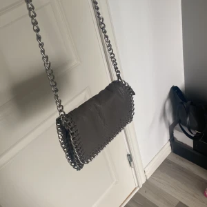 Grå tiamo väska - Säljer min gråa tiamo väska för jag inte använder den. Väldigt bra skick 💞