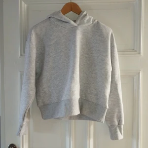 Grå hoodie - Grå hoodie i kortare modell säljes! Använd få gånger, max 5 ggr. Fick den i julklapp men tyckte tyvärr att den var för liten på mig