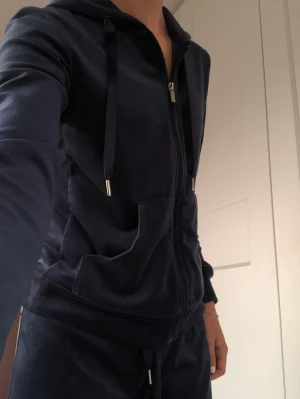 Velourkofta  - Kofta i velour från Gina Tricot. Vill man ha byxorna också kan man få båda plaggen för 300kr