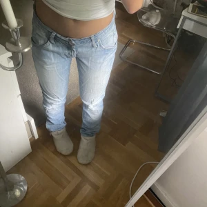 Lågmidjade Jeans  - Säljer dessa lågmidjade jeans som är från Gina med sjukt snygga fickor som inte säljs längre 