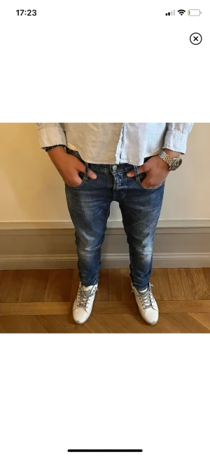 Replay jeans  - Säljer mina replay jeans bra skick inga skavanker eller liknande. Då de är för tajta i midjan för mig nu tyvärr. Perfekt passform för dig som är normal byggd och runt 180. 