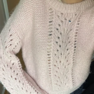 Stickadtröja - Sååå fin stickad ljusrosa tröja med såå så fint mönster!!! Älskar denna tröja, den är så fint stickad och i en så fin färg💕💕💕