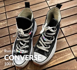 Converse run star hike  - Är änvänt mycket och säljer för det är för liten nu:(. Har ett litet hål som man ser i tredje bild.