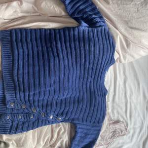 Fin stickad blå tröja från other stories. Köpt för länge sen (finns därav inte kvar på deras hemsida) men inte använt så mycket. 