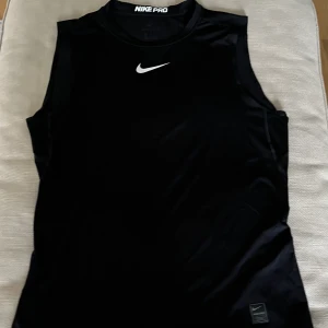 Nike PRO Men’s Dri-fit Tight Sleeveless Fitness Top - Storlek: L Skick: Jätte bra (Inget fel, knappt använd) Material: 92% Polyester, 8% Spandex