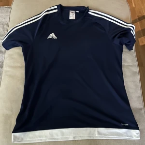 Adidas originals T-shirt - Storlek: L Skick Jätte bra (Inget fel) Material: Polyester Extra Info: fick den år 2019