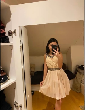 Klänning - Beige/Aprikos klänning i storlek 36 (passar också 34). Säljer den eftersom jag inte använt den så mycket (endast använt den vid ett tillfälle). Pris kan diskuteras vid snabb affär. 
