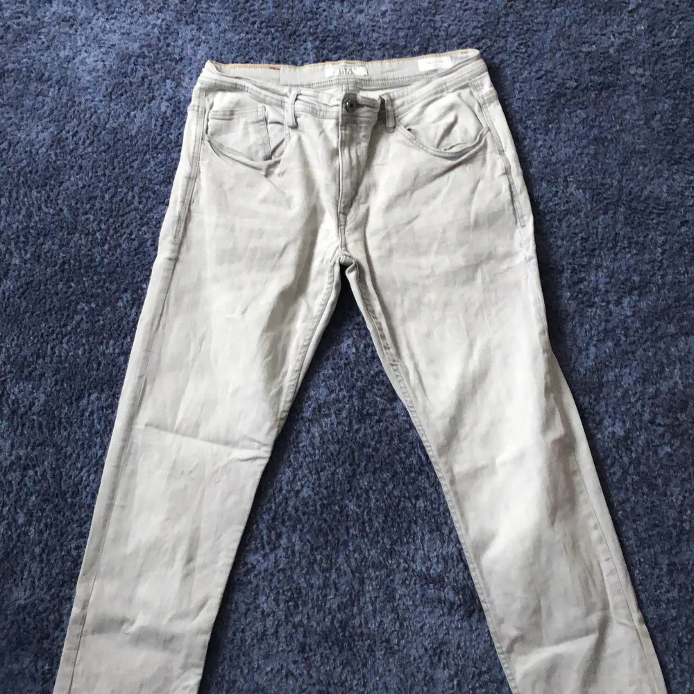 Gråa jeans från Blend perfekt inför sommaren . Jeans & Byxor.