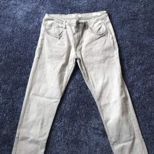 Gråa jeans från Blend perfekt inför sommaren 
