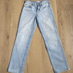Snygga jeans från Zara i modellen ”mid rise straight”❣️ Använda men fint skick. Har tyvärr inga fler bilder just nu men kan lösa om någon vecka om så önskas🤗  Priset kan diskuteras, köpare står för frakten.