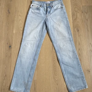 Jeans från Zara - Snygga jeans från Zara i modellen ”mid rise straight”❣️ Använda men fint skick. Har tyvärr inga fler bilder just nu men kan lösa om någon vecka om så önskas🤗  Priset kan diskuteras, köpare står för frakten.