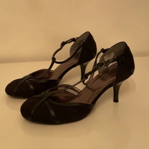 Svarta klackskor  - Svarta klackskor