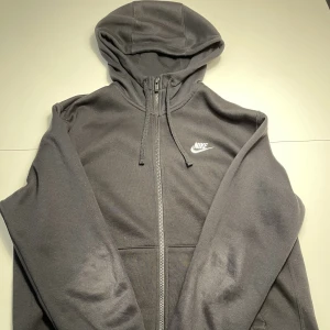 Nike zip-hoodie  - Säljer min svarta Nike zip-hoodie för att den va lite för liten. Inte använd mkt alls. 
