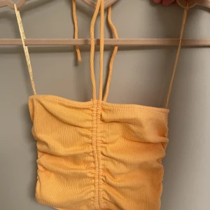 sommartopp! - jättefin sommartopp från zara, aldrig använd!💋💋