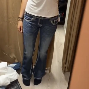 Lågmidjade jeans - Lågmidjade ”western” inspirerade jeans! Köpta på Western Track & fashion för 600kr, aldrig använda de har lappen kvar🫶