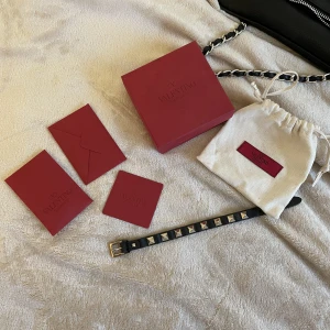 Valentino armband - Valentino armband i super skick! Säljer då jag vill köpa Maria Nilsdotter så kan byta mot det! kontakta vid BRA PRIS då jag älskar detta armband. Extra nitar och allt ingår! Kontakta privat vid intresse. SPARSAMT ANDVÄNT 