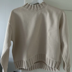 Sweatshirt zara  - Säljer en ljusbeige sweatshirt från zara, använd Max 3 gånger, därav inga defekter och bra skick!