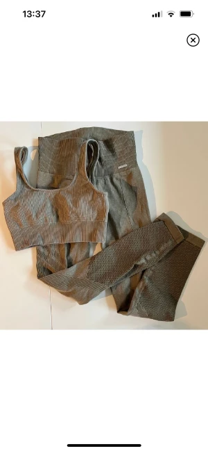 Amin träningssätt grönt - Säljer ett grönt Amin sätt. Tajtsen är i stl S, ord pris 649kr. Sporttoppen är i stl XS, ord pris 399kr. Fint & bekvämt sätt. Tajtsen har en ljusare liten fläck på en låret som inte går bort (se bild 3) inget stort märkbart då tajtsen är ”mönstrade”❣️