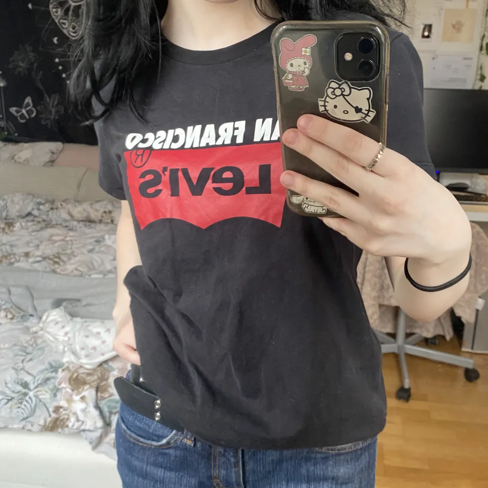 äkta levis t-shirt perfekt till våren/sommaren!🌸 köpt i usa🙌. T-shirts.