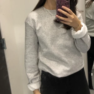 Grå sweatshirt  - Grå sweatshirt, stl ca, använd vid ett tillfälle