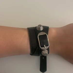 Balenciaga armband - Säljer detta jätteballa balenciaga armband köpt på vestiare! Inga synliga defekter när armbandet bärs utan syns bara på bild 3!