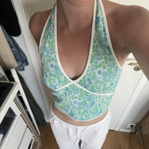Halterneck topp - Trendig halternecktopp med knappar baktill. Iproncip helt oanvänd. Frakt tillkommer (har ej vägt) eller så möts vi upp i Gbg🥰