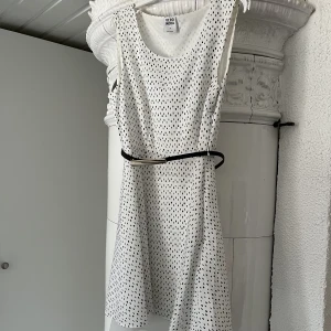 Klänning  - Vit klänning med mönster perfekt för student eller avslutning. Storlek S. Använd en gång. Medföljer bälte som går att ta av. 