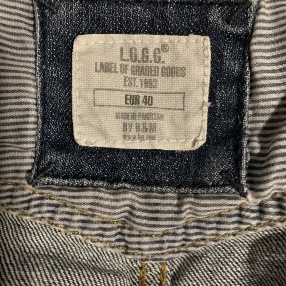 Skit snygg jeans väst som tyvärr inte kommer till användning längre. Passar mig som vanligtvis har S. Lägger up denna igen pga oseriös köpare.. Toppar.