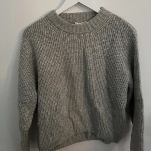 Grå stickad tröja - Jätte fin grå stickad tröja k jätte skönt material