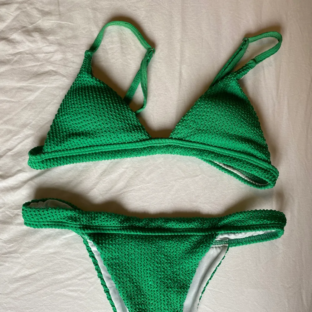 Snygg bikini från shein i en ursnygg grön färg!! Använd dn gång och är tvättad. Stl M och passar mig som har M i vanmiga fall!. Övrigt.