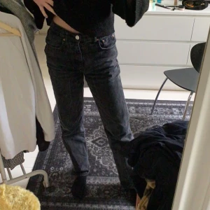 svarta/ gråa urtvättade jeans - jättefina jeans från gina, dom är använda men dom är fortfarande i bra skick!:)