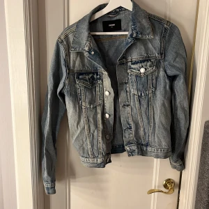 Jeans jacka  - Jacka från bik bok i storleken xs, Säljer på grund av för liten. Jacka är använd ca en sommar 😊