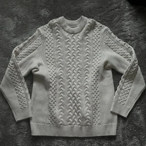 Stickad stjocktröja - Tröjan är alldrig använd pågrund av fel storlek. Tröjans passform är Oversized och trendig. Meddela vid intresse eller köp direkt via appen!